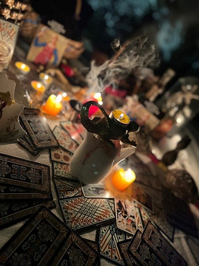 Alexandra Ioana vine în ajutorul tau cu ritualuri și deschideri de tarot . Deschiderile de tarot îmi poate arăta ce se află în trecutul prezentul dar și viitorul tău .